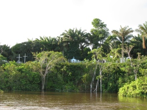 Cemitério às margens do rio Amazonas